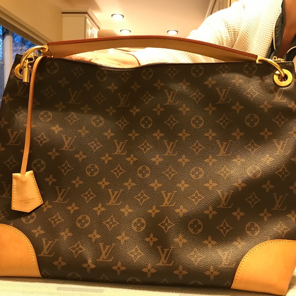 LOUIS VUITTON  BERRI MM , BAG DISCONTINUED MINT